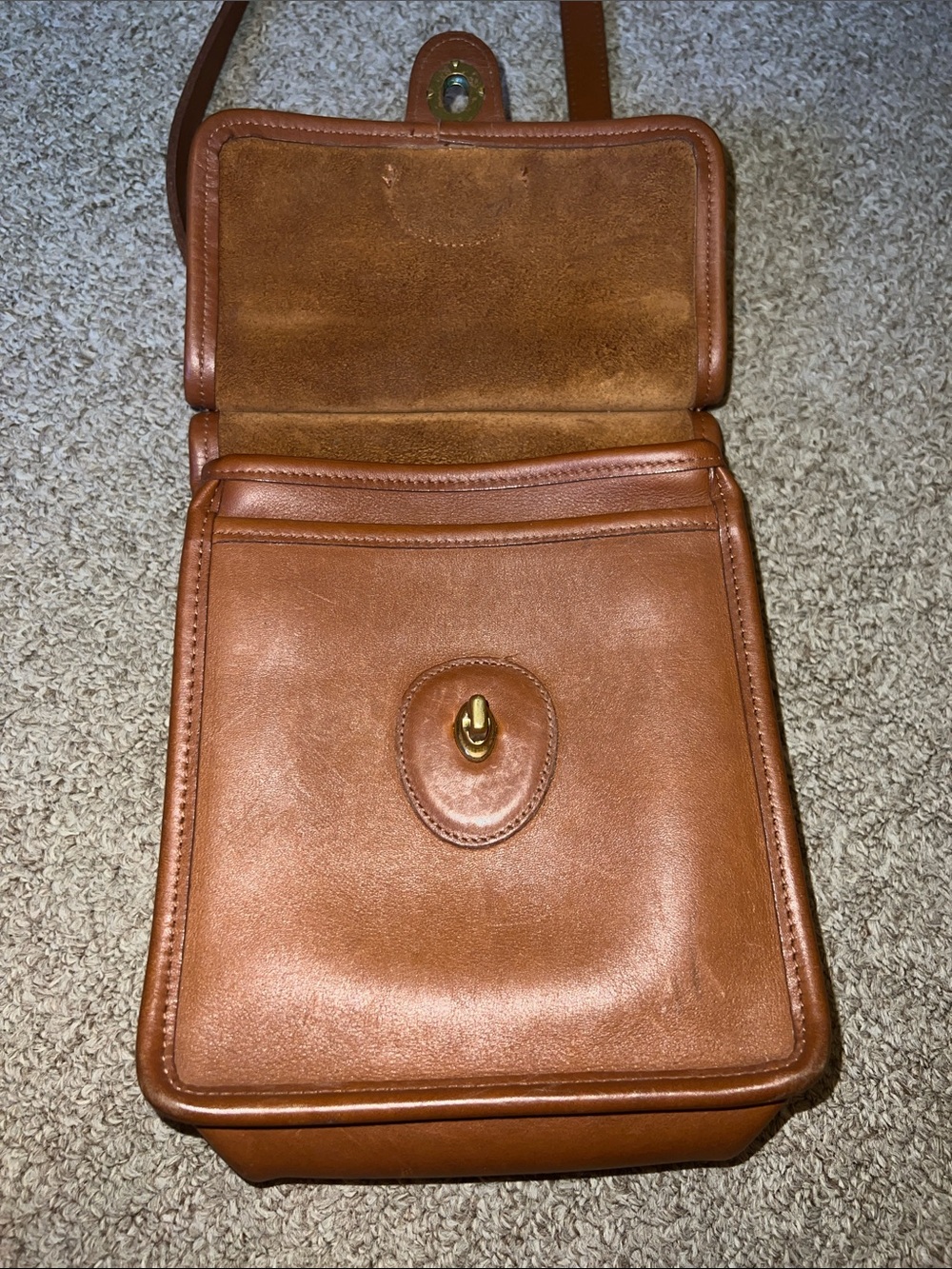 Coach 1998 Willis Crossbody Station Bag in Tan - Picture 8 of 11